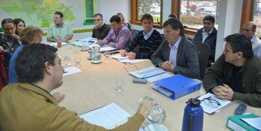 El municipio quiere dar en comodato 15 colectivos a Indalo