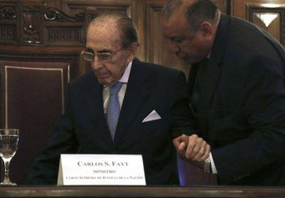Fayt planea resistir en su cargo y advierte que no se someter� a ning�n examen m�dico