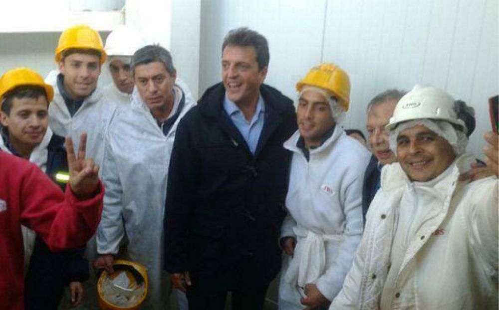 Sergio Massa hizo campa�a en una empresa de Pilar y prometi� paritarias libres