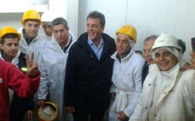 Sergio Massa hizo campa�a en una empresa de Pilar y prometi� paritarias libres