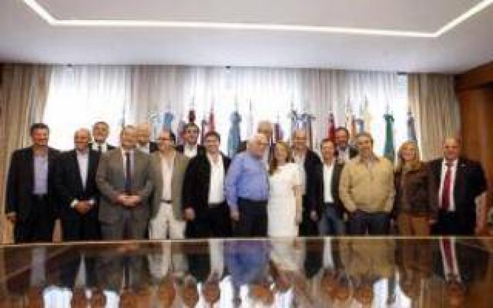 Alicia Kirchner entreg� s�banas de cooperativistas a m�s de 20 municipios de la Provincia