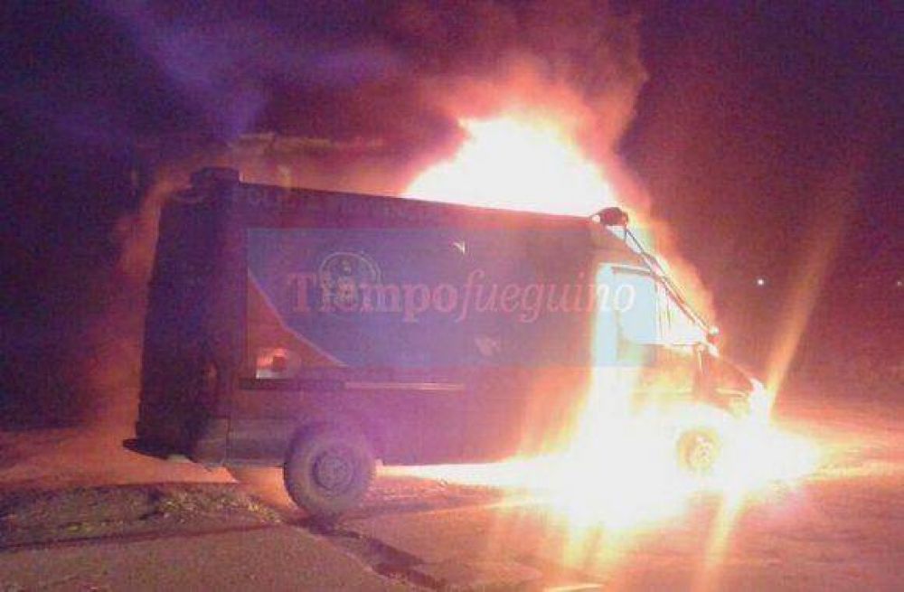 Camioneta del GEOT se incendi� por un desperfecto el�ctrico