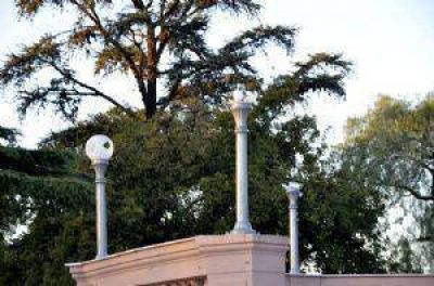 Rompieron las luminarias de la rotonda en la plaza principal