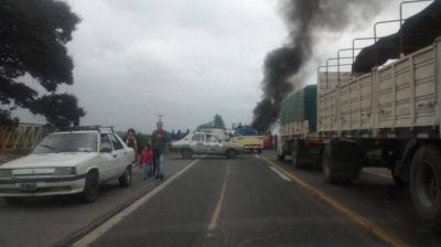 Inundados que esperan respuestas cortan la ruta 38