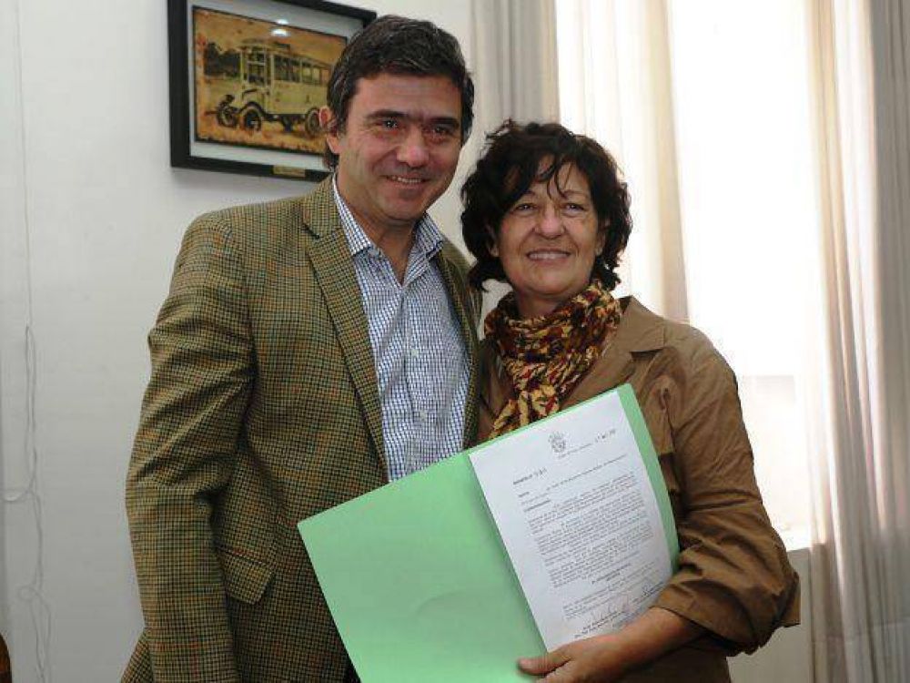 L�pez Puelles reconoci� a la escritora Liliana Bodoc