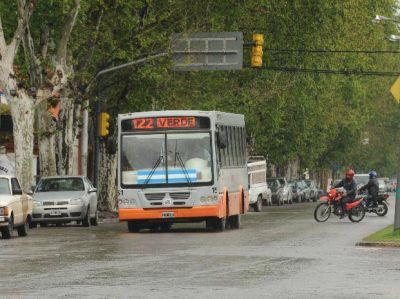 Un ladr�n salt� por la ventanilla de un �mnibus en movimiento y una rueda le fractur� un pie