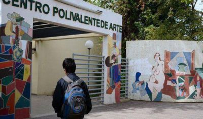 Alumnos hartos de estudiar entre ratas, insectos y aulas en mal estado
