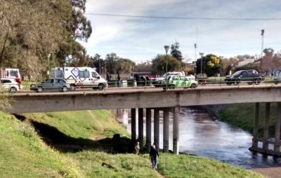 Rescatan a una mujer que cay� al arroyo Tapalqu�