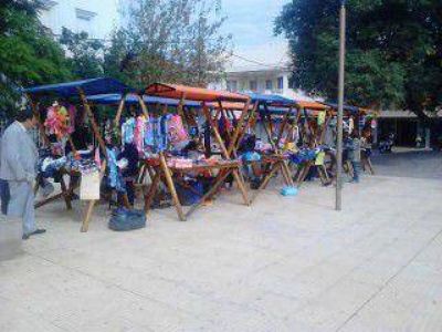Colocaron 10 puestos m�s para vendedores callejeros en el Paseo del Padre