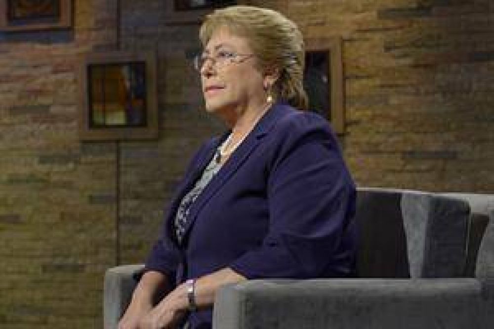 Acosada por los escndalos, Bachelet busca oxgeno con otro gabinete