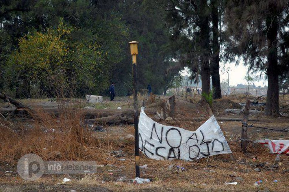 La Polic�a actu� de noche y desaloj� con violencia a las familias de Abasto: Hay 13 detenidos