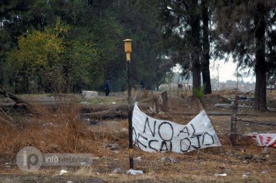 La Polic�a actu� de noche y desaloj� con violencia a las familias de Abasto: Hay 13 detenidos
