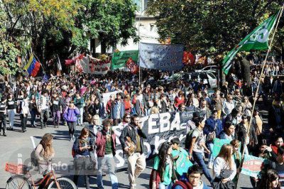 Masiva movilizaci�n de estudiantes y docentes pidi� por el Boleto Educativo Gratuito