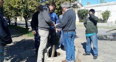 Tras protesta de vecinos, Obras P�blicas destap� cloacas en el Fonavi II