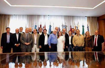 Alicia Kirchner entreg� 39 pensiones no contributivas y s�banas para el sistema de salud
