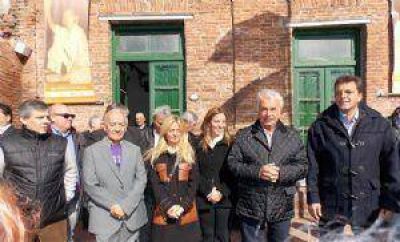 Britos junto a Massa y De la Sota en el homenaje a Eva Per�n