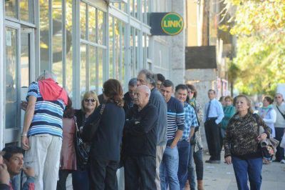 Largas colas y enormes demoras en los bancos tras dos paros parciales