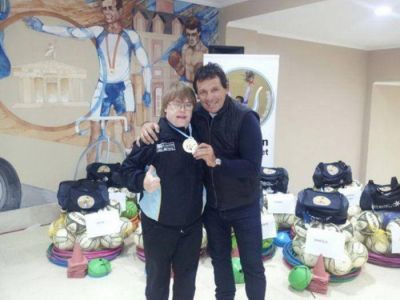 Curuchet contin�a entregando materiales a clubes y reconocimientos a deportistas 