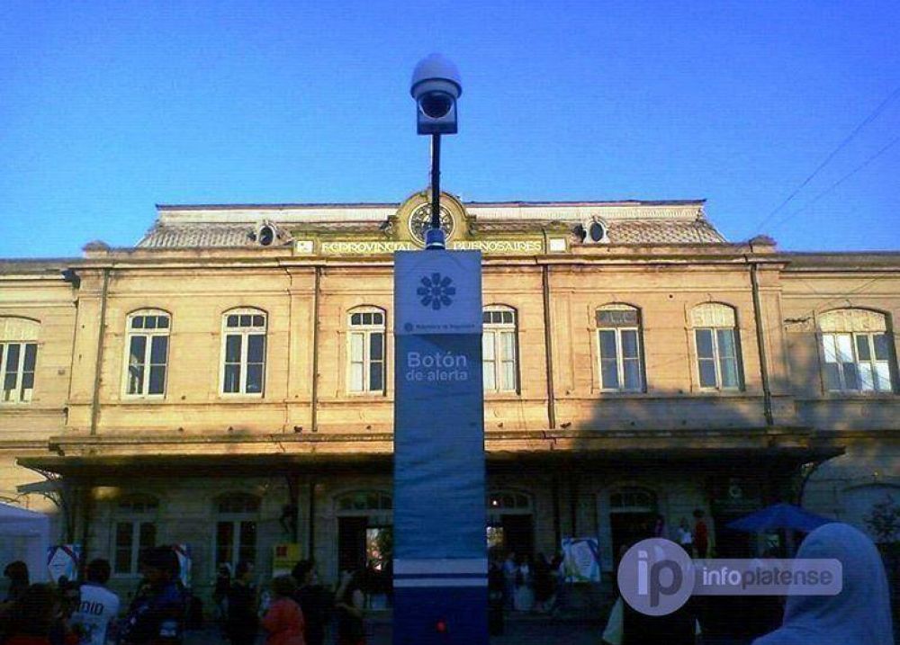 Bruera destruy� la fachada del hist�rico Meridiano V con una absurda propaganda oficial