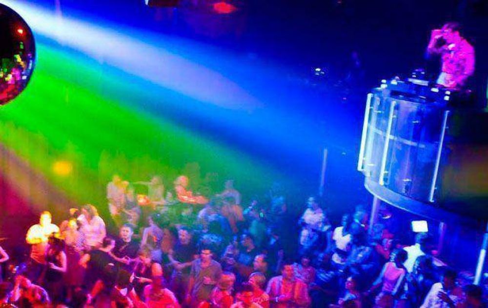 Balearon a tres j�venes a la salida de una disco en C�rdoba