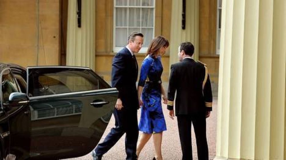 La reina Isabel le encarga a Cameron formar gobierno
