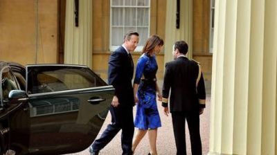 La reina Isabel le encarga a Cameron formar gobierno