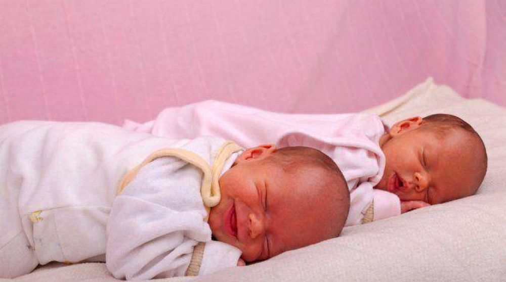 Un examen de ADN prob� que un par de mellizas son hijas de padres diferentes