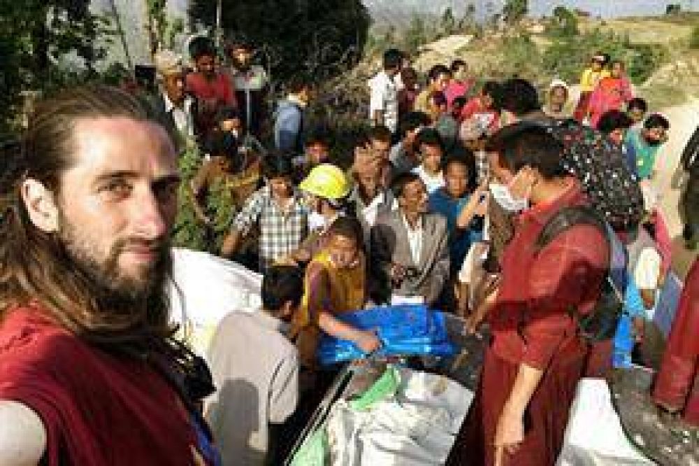 En su moto, un argentino recorre Nepal para ayudar