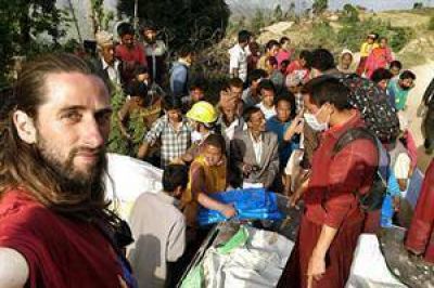 En su moto, un argentino recorre Nepal para ayudar