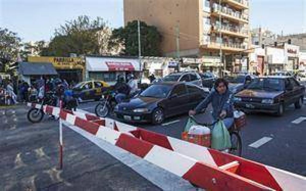 Esperando en la v�a: La odisea diaria de cruzar los pasos a nivel