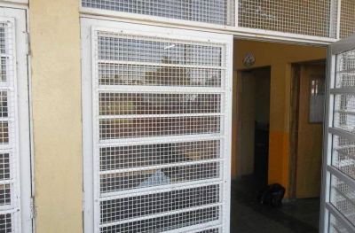 Con una barreta caus� da�os en la escuela 47