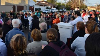 Abrazo simb�lico en apoyo a los m�dicos del Hospital Eguiguren de 30 de Agosto