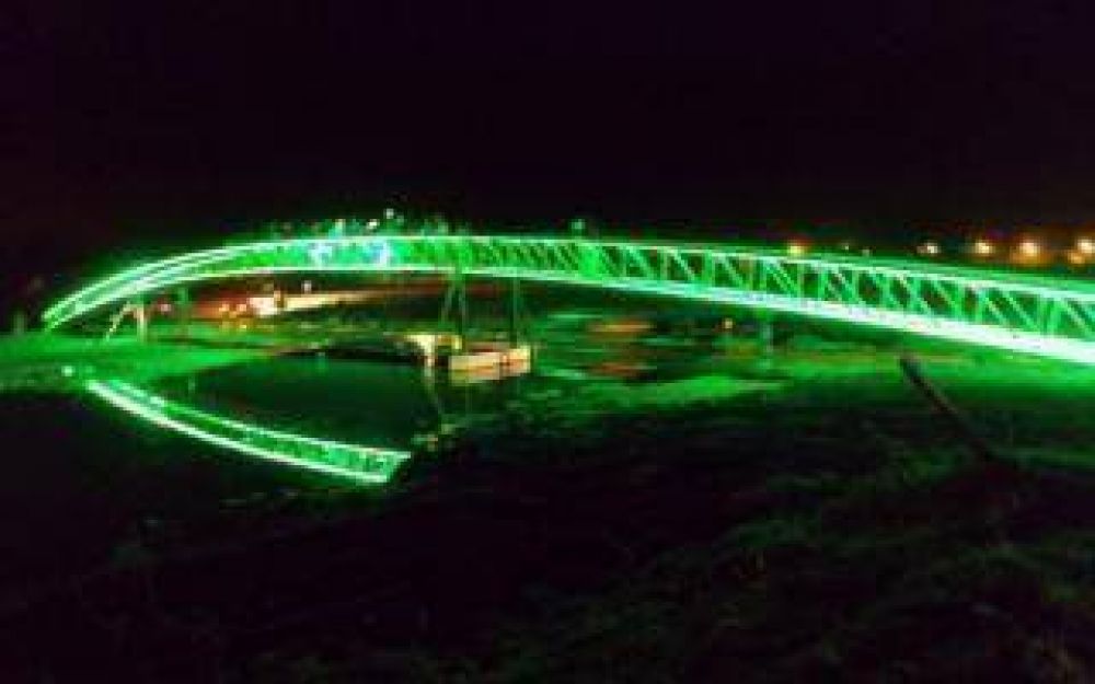 Tornquist: Inauguraron puente peatonal con iluminaci�n led