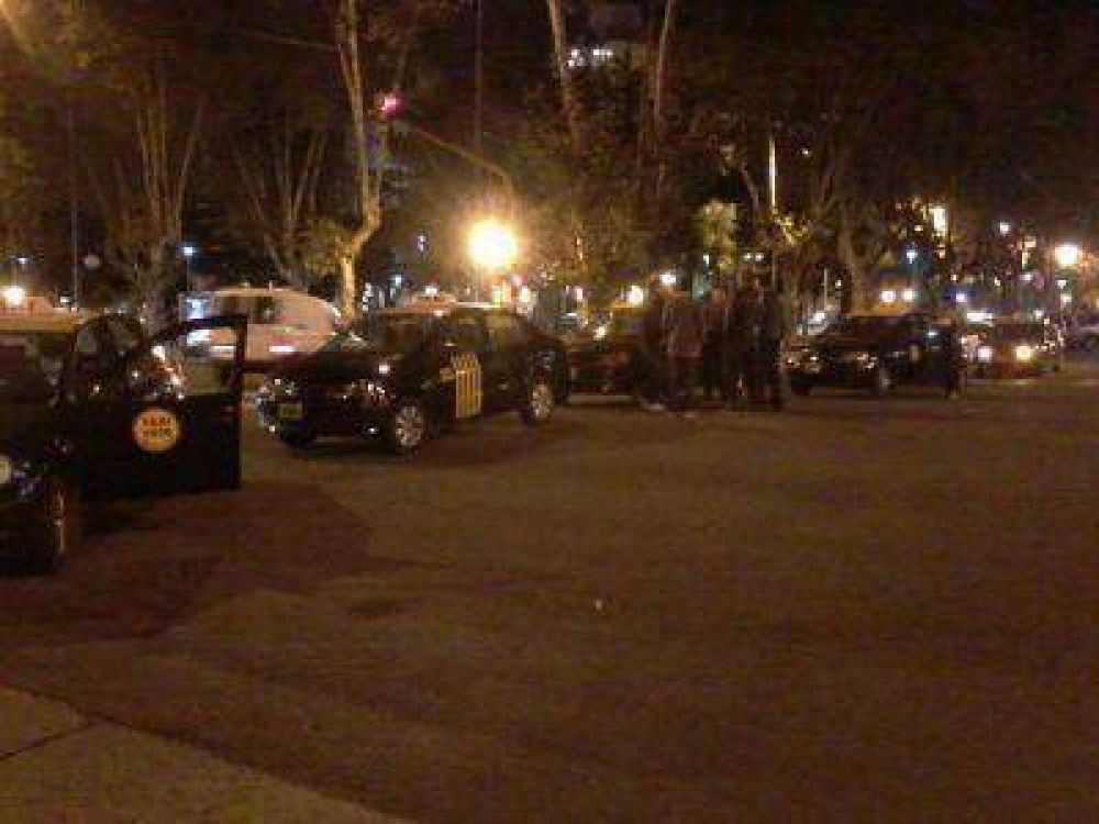 MAR DEL PLATA SIN TAXIS, REMISES, NI MICROS, POR EL CRIMEN DE UN TAXISTA