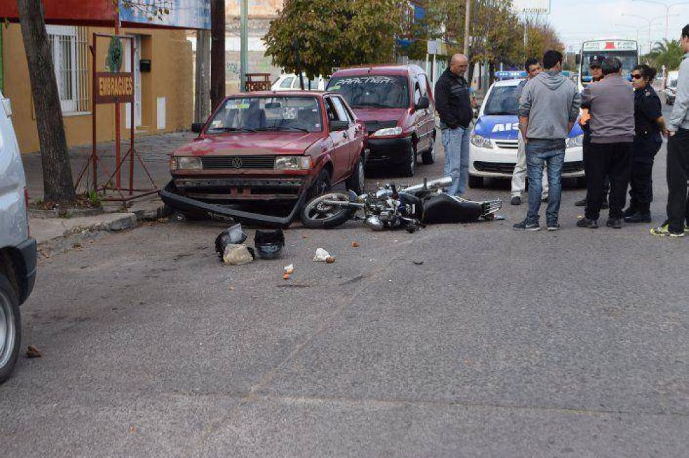 Motociclista herido al ser encerrado por un veh�culo