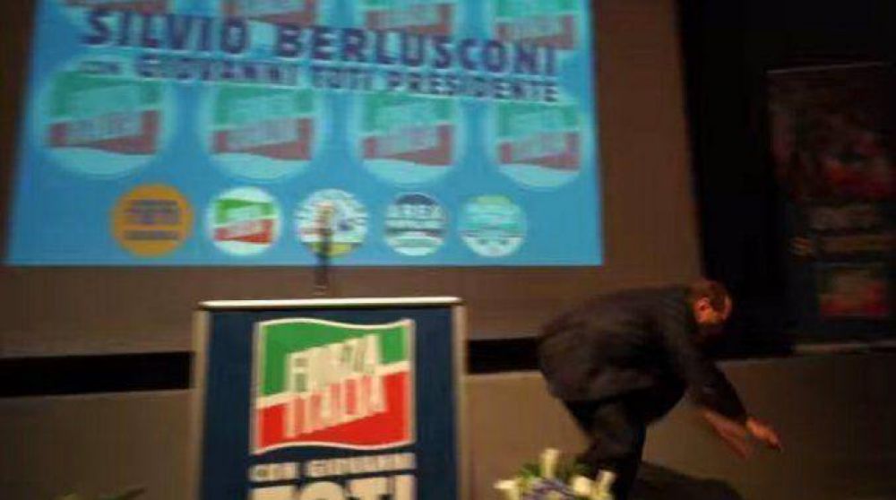 Un mal paso le cost un papeln a Silvio Berlusconi durante un acto pblico