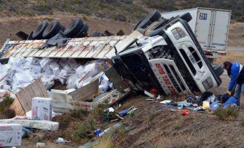 Volc� un cami�n cargado de polietileno sobre la Ruta N�3