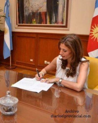 La Gobernadora firm� decretos para concretar importantes obras