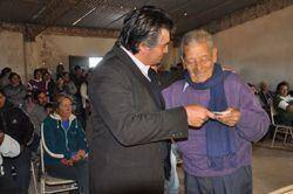 Entregan aporte a 54 familias que fueron damnificadas por el temporal