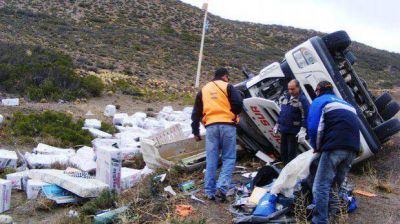 Un camionero herido tras un vuelco provocado por revent�n de cubierta