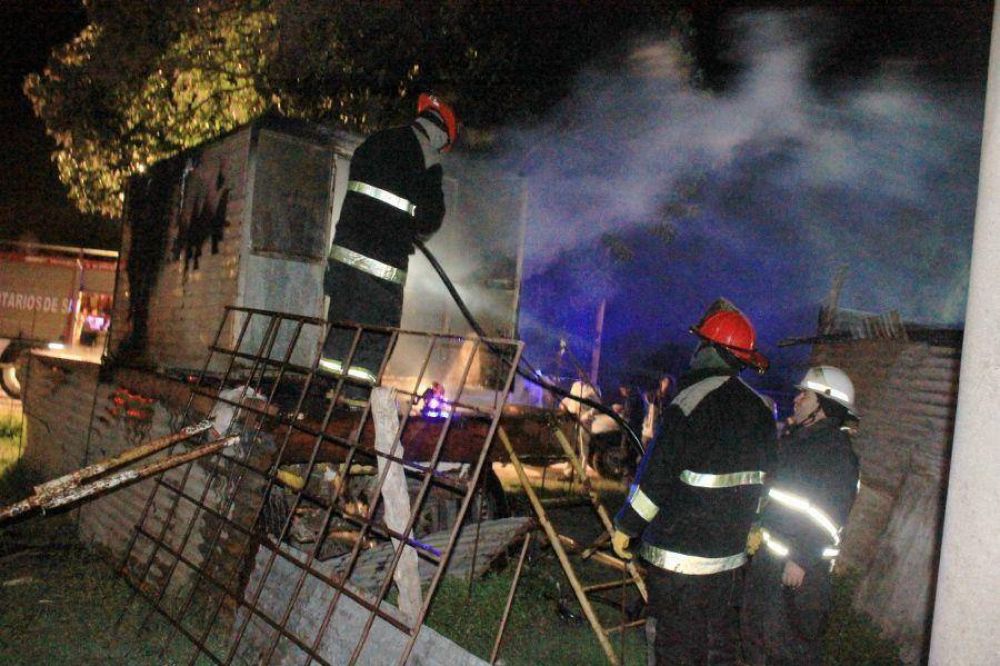 Bomberos Voluntarios sofoc un incendio en una casilla
