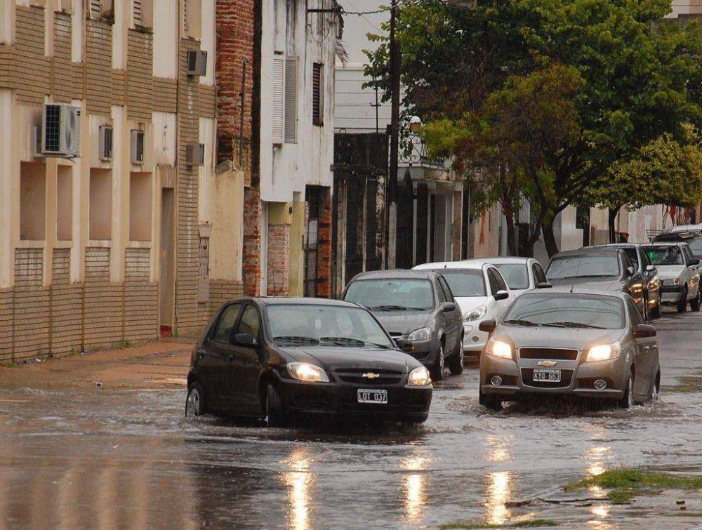 La lluvia reflotó problemas de anegamientos en Capital