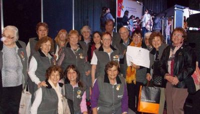 ISMAEL ALE ACOMPA�� A LAS ABUELAS �LEE CUENTOS� PREMIADAS EN LA FERIA DEL LIBRO