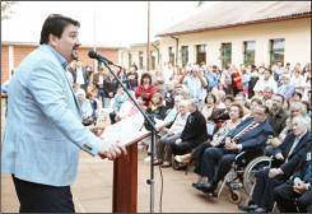 Closs encabez� un emotivo acto por la celebraci�n del centenario de la Escuela 77 de Olegario V�ctor Andrade