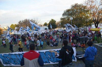 Militantes de La C�mpora acondicionaron la Escuela 42 y la plaza, en homenaje a Eva
