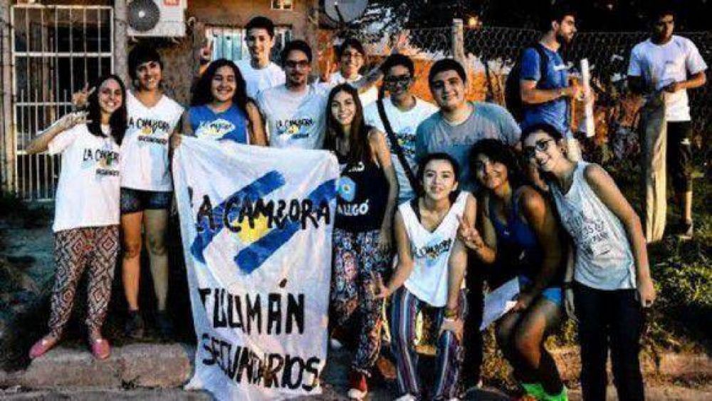 J�venes militantes realizan clases de apoyo escolar en barrios carenciados