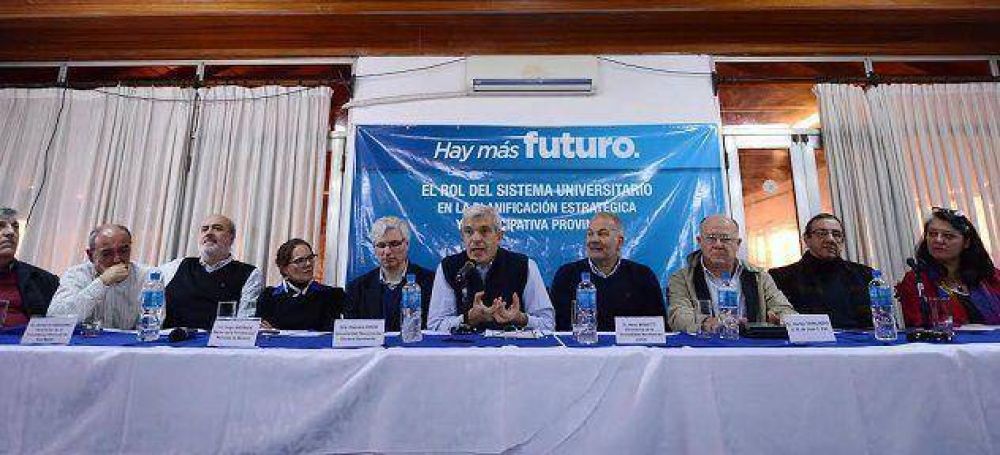 Juli�n Dom�nguez mostr� su equipo t�cnico junto a 12 rectores y 300 acad�micos
