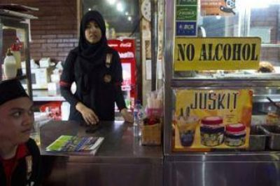 Obligan a comerciantes musulmanes a vender cigarrillos y alcohol en China