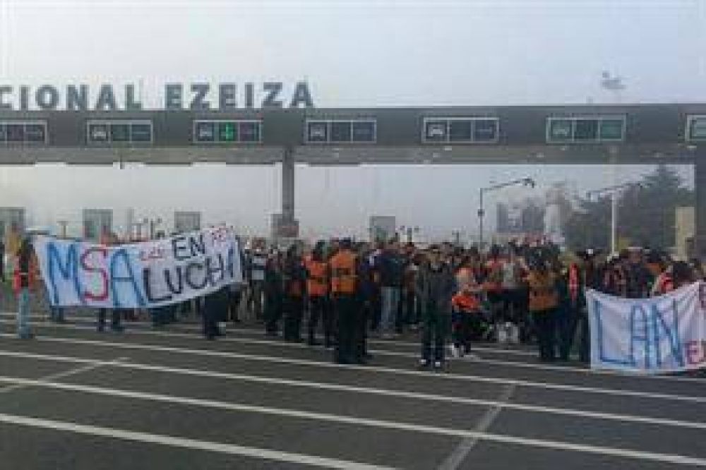 El acceso a Ezeiza est� cortado desde hace m�s de tres horas por una protesta