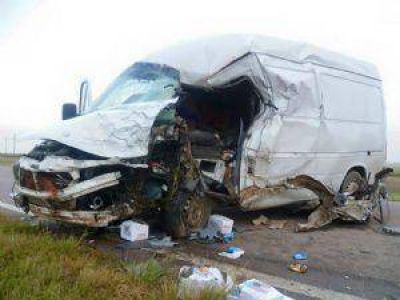 Un muerto y un herido grav�simo en tremendo choque frontal en la ruta 89